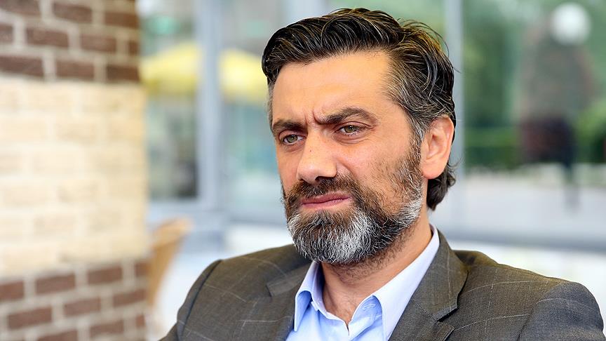 Türk siyasetçi ihraç edildi!
